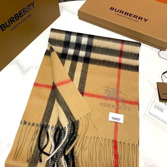 Burberry Women's Scarf - Picture 2 of 7